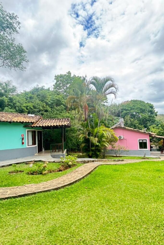 chale separado em ampla area verde no chapada dos veadeiros